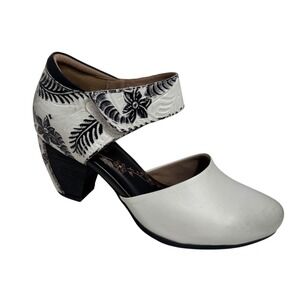 L'Artiste Spring Step Toolie Mary Jane Off White Tooled Leather size 39/8.5 NEW